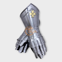 Gantelets de chevalier médiévaux authentiques: gants d'armure de fer fonctionnels avec emblème de croix croisé pour historique et collection.