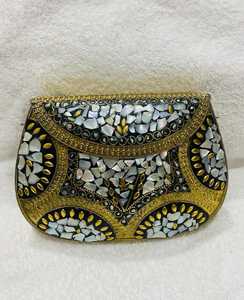 Pochette de luxe métallique polie pour femmes, conçue pour les soirées sophistiquées, avec bandoulière chaîne, tendance mode - Product Image 5