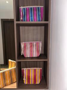 Pochette de toilette en nylon recyclé écologique réutilisable avec fermeture éclair, sac de plage de voyage rayé personnalisé avec logo - Product Image 3