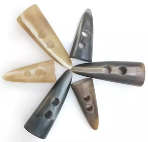 Bouton à bascule en corne de style naturel sur mesure à la mode 2 trous par l'artisanat en croissant - Product Image 4