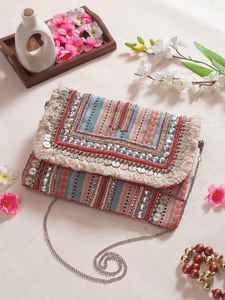 Pochette Boho Chic faite à la main avec glands de perles de coquillages et broderie idéale pour les célébrations de mariage et les occasions spéciales - Product Image 5