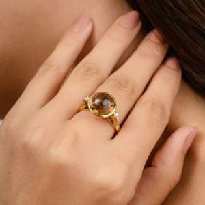 Anillo de Tres Piedras con Turmalina de Corte Redondo 100% Natural, Diseño Clásico en Oro Amarillo Sólido de 18k para Bodas y Fiestas - Product Image 4
