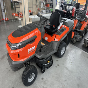 Tracteur de jardin Husqvarna TC 215T, tondeuse à gazon de 95 cm, moteur bicylindre de 15,9 CV, transmission hydrostatique, bac de ramassage de 300 L - Product Image 1