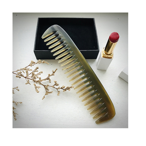 Peine de Cuerno Hecho a Mano, Lujoso y Elegante, Huong Dang de Vietnam, Modelo 14, Personalizable, de Alta Calidad, para Uso en Hoteles - Product Image 1