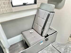 Autocaravana de Lujo para Viajes, Aventuras al Aire Libre y Expediciones de Campamento - Product Image 3