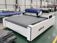 Machine de découpe CNC automatique pour bâches en PVC avec alimentation par convoyeur et couteau oscillant