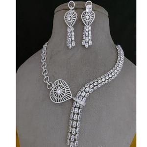 Conjunto de collar de diamantes de circonita CZ de diseñador con pendientes Acabado plateado para bodas y fiestas o regalos para mujeres y niñas - Product Image 1