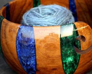 Cuenco de hilo de madera grande y mediano, soporte de hilo de resina auténtico, regalo para tejer, soporte de hilo de ganchillo - Product Image 6