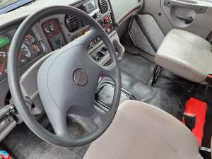 รถบรรทุกพื้นเรียบแบบ Tandem Axle ปี 2020 รุ่น M2 106 ขนาด 28 ฟุต พร้อมเครื่องยนต์ 350 แรงม้า เกียร์อัตโนมัติ 6 สปีด แข็งแรงทนทานและมีประสิทธิภาพสูง - Product Image 2