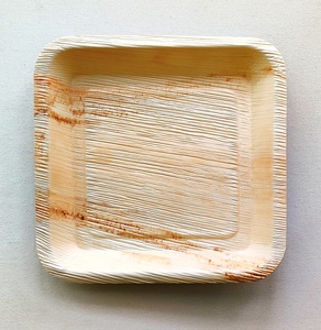 Assiettes jetables carrées en feuille de palmier biodégradables et compostables écologiques pour les fêtes, mariages et événements - Product Image 1