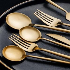 Couverts en laiton poli de qualité supérieure pour des arrangements de table somptueux avec une touche d'esthétique pour une cuisine raffinée - Product Image 1