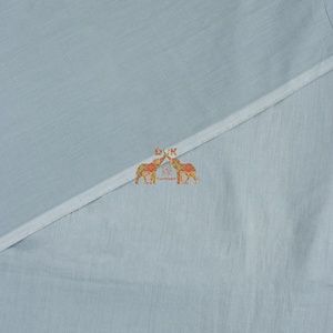 Tissu en coton gris original en gros, poids moyen, teint uni, respirant pour vêtements - Product Image 2