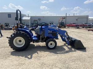 Tracteur New Holland Workmaster 35 PTO automatique 4 roues motrices avec chargeur frontal et arrière à vendre. Les composants principaux incluent la pompe et la boîte de vitesses. - Product Image 5