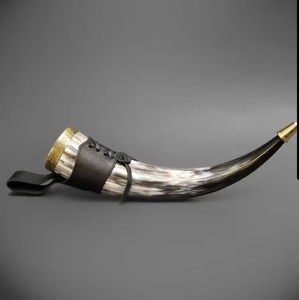 Auténtico Cuerno Vikingo para Beber con Envoltura de Cuero y Soporte, Productos Naturales y Orgánicos - Product Image 1
