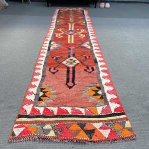 Tapis turc 2,5 x 10,6 pieds, tapis vintage, tapis à bordure rouge en laine - Product Image 1