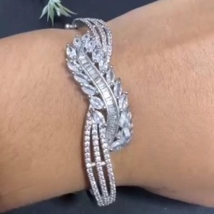 Fantaisie Meilleure Qualité Argent Finition Pierres Look Bracelet Réglable pour Usage Moderne Et Partie Porter Bracelet pour Femmes et Filles - Product Image 1