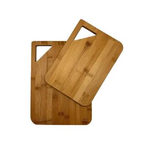 Planche à découper en bois durable fabriquée à la main avec une finition de qualité supérieure et un design réversible pour une utilisation et une présentation quotidiennes dans la cuisine - Product Image 1