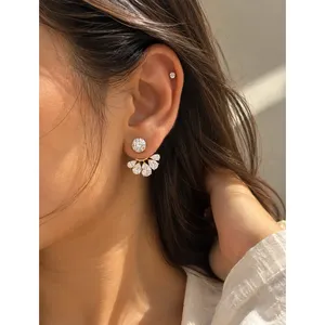 Pendientes de Moissanita con Diseño de Abanico y Solitario - Product Image 4
