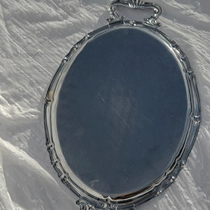 Bandeja Ovalada de Metal Plateado con Aspecto de Espejo y Asas de Diseño, Perfecta para Regalos, Decoración del Hogar y Exhibición Decorativa, Procedente de la India - Product Image 1
