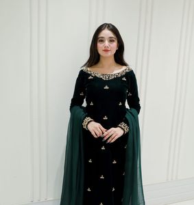 Trajes Salwar de Terciopelo de Diseño Indio-Pakistaní con Lentejuelas y Bordados, Traje Salwar Elegante para Fiestas, Bodas y Uso Casual - Product Image 1