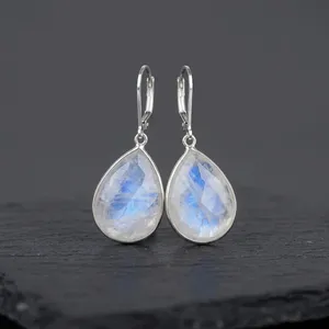 Pendientes Colgantes Clásicos de Piedra Lunar Arcoíris Suave, Forma de Lágrima de Veinte Milímetros, con Cierre de Palanca, Plata de Ley 925, Regalo de Piedra de Nacimiento de Junio - Product Image 4