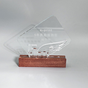 Trophée en bois et cristal B017 - Prix imprimé UV pour cadeaux promotionnels et de bienvenue - Product Image 1