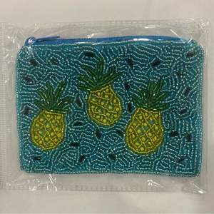 Porte-monnaie brodé à la main avec perles détaillées - Product Image 3