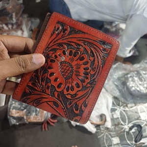 Portefeuille à deux volets pour femme Fabriqué à la main en cuir de vachette usiné avec protection RFID Élégant et sécurisé Fabriqué en Inde - Product Image 6