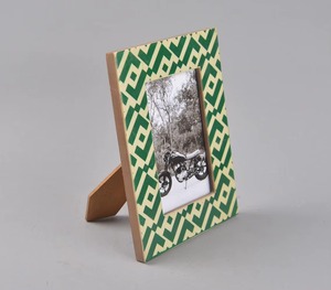 Cadre photo géométrique artisanal en os incrusté, vert et crème, cadre décoratif pour affichage sur bureau de REHMAN CRAFT - Product Image 4