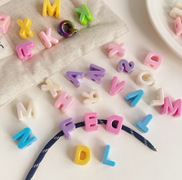100 pièces de perles lettres en acrylique colorées, épaisses, plaquées UV, à grand trou, pour la création de chaînes de téléphone portable DIY, vente en gros