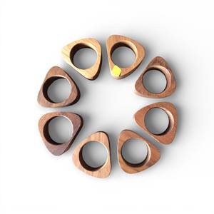 Anillos de Servilleta Geométricos de Madera con Diseño Triangular para una Presentación de Mesa Moderna y Única - Product Image 2