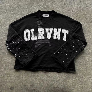 เสื้อยืดพิมพ์ลายแขนยาวสองชั้นทรงโอเวอร์ไซส์ลายปักโลโก้พลอยเทียม - Product Image 1