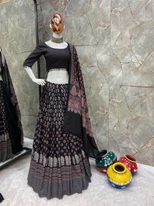 Venta al por mayor nuevo diseñador Navratri rayón especial hermoso impreso y Pari encaje trabajo Lehenga y Choli con estampado de rayón Dupatta - Product Image 2