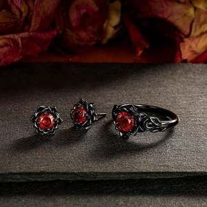 Boucles d'oreilles clous Jeulia personnalisées, style gothique, noires, motif floral, pierre de naissance taille ronde, serties clos, cadeau - Product Image 5