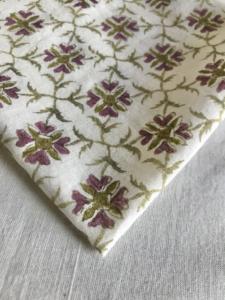 Tissu en coton imprimé à la main, vert olive, motif géométrique en treillis avec des motifs floraux de couleur vin - Product Image 3