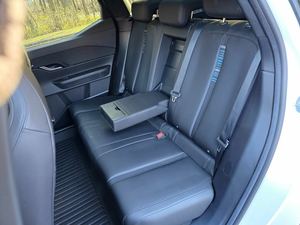 2023 Fisker Ocean Ultra AWD SUV utilisé Options complètes Turbo moteur R18 pneus sièges en cuir prêt à être expédié intérieur foncé automatique métal - Product Image 6