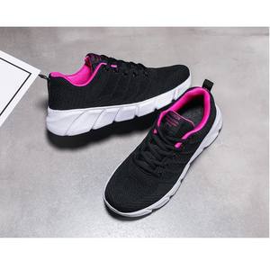 Chaussures de marche décontractées pour femmes, baskets de sport respirantes et confortables à semelle plate, en maille noire et rose, à lacets, toutes saisons - Product Image 4