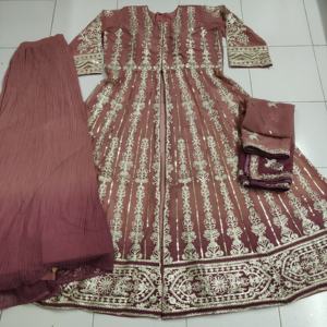 Diseñador Sayuri Samaria Salwar Kameez con bordado pesado Suministro directo de fábrica Ropa étnica elegante a un precio asequible - Product Image 1