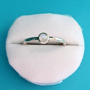 แหวนหมั้นแต่งงานสีเงินสเตอร์ลิง925แบบมินิมอลแผ่นพลอยโรเดียมสีรุ้งตามสั่งสำหรับปาร์ตี้ - Product Image 3