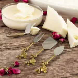 Elegante Juego de Cuchillos para Queso Artesanales de Acero Inoxidable en Oro y Plata - Product Image 1