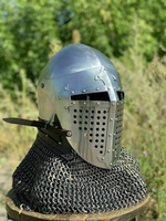 Casque d'armure en métal d'inspiration viking personnalisable pour le cosplay fantastique, offrant un look de guerrier robuste et une structure durable