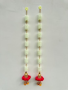 Guirlande de pompons Jasmine Mogra avec latkan doré |   Guirlande décorative multi-occasions pour tous les festivals et célébrations - Product Image 2