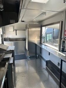 Remolque de Comida Nuevo de 18'x8.5' MMF5 Nivel 2022, Construcción Personalizada - Product Image 3