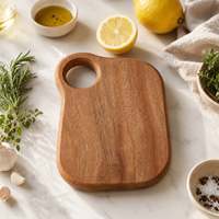 Klein snijplankje van massief walnoot hout, compact, onregelmatige vorm, met ophanggat voor fruit en groenten in de keuken