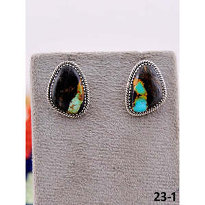 Boucles d'oreilles clous élégantes en argent sterling avec turquoise Black Jack, serties de rose gold, plaquées or, faites à la main au sud-ouest - Product Image 2