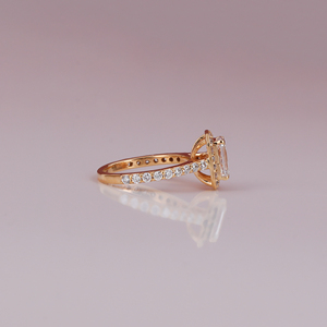 Anillo de compromiso de diseño personalizado de diamante cultivado en laboratorio de corte esmeralda lujoso chapado en oro de 10KT, ajuste de Halo de moda, regalo certificado IGI - Product Image 5