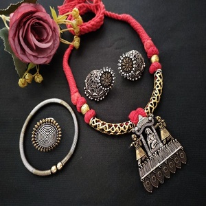 Gargantilla de hilo de doble tono de alta calidad con pendientes jhumka, hermoso Kada y anillo de dedo para mujer Combo de collar de diseño único - Product Image 1