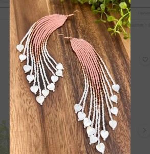 Pendientes de flecos largos de alta calidad con elementos de corazón |   Flecos con Cuentas y Corazones de Concha - Product Image 2