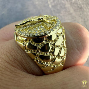 แหวนไม้กางเขนทางศาสนาของผู้ชายชุบทองด้วยหินใสปูด้วยการออกแบบสายที่ประณีตเครื่องประดับอันโดดเด่นสำหรับความเชื่อและสไตล์ - Product Image 5