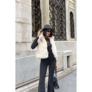 Chaleco de Piel Sintética Negra para Mujer missJANELL - Prenda Exterior sin Mangas Elegante para Looks Casuales y Elegantes, Mezcla de Poliéster Suave - Product Image 1